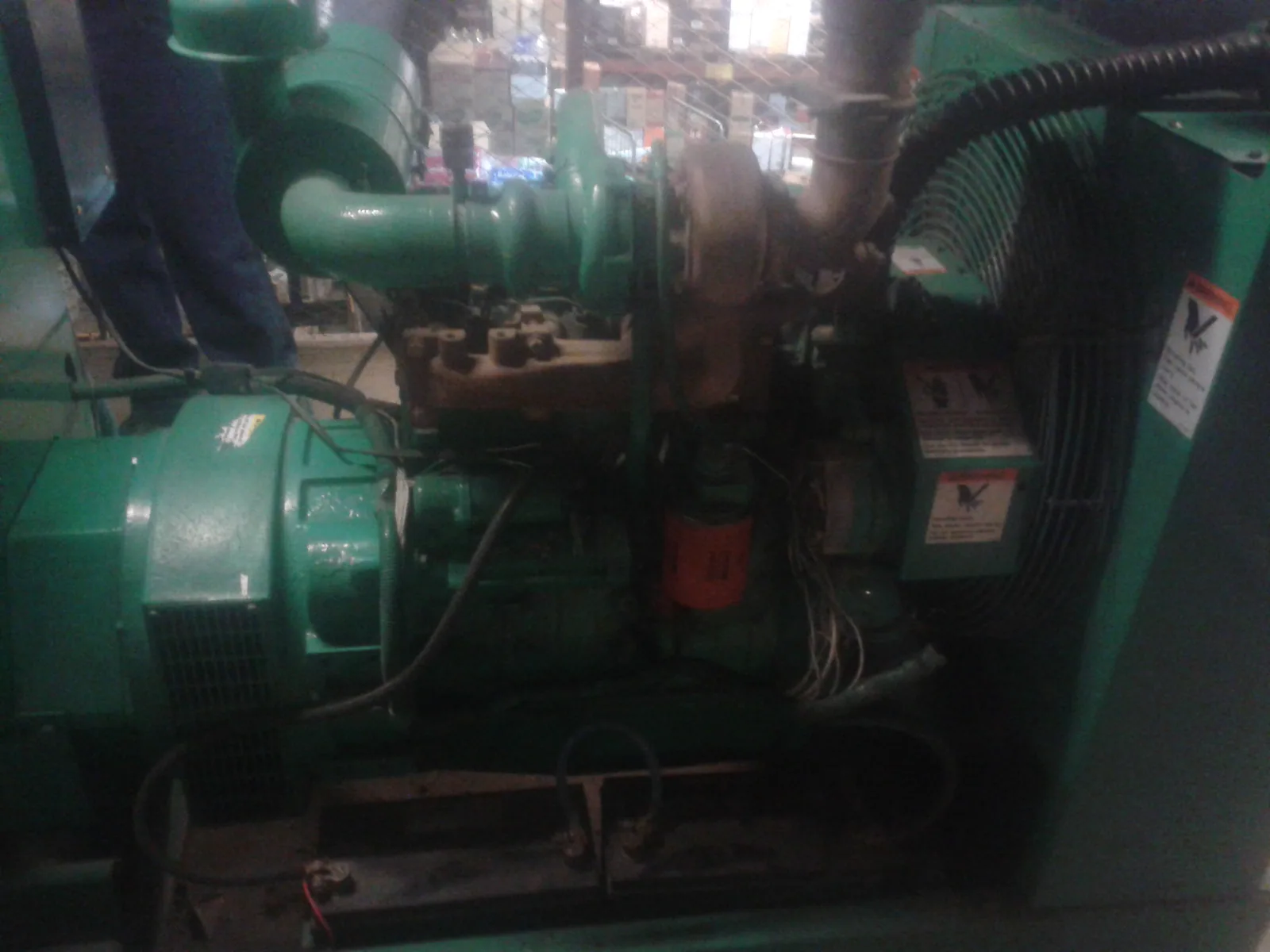 Grupo electrógeno instalado en una sala técnica