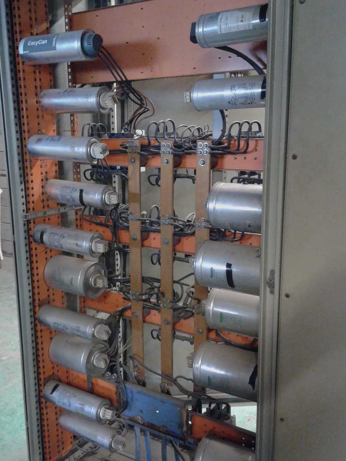 Banco de capacitores dentro de un tablero eléctrico industrial